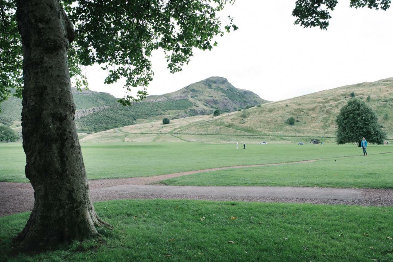 Beautiful City Centre Apartment - Holyrood Park Edinburgh Exterior photo